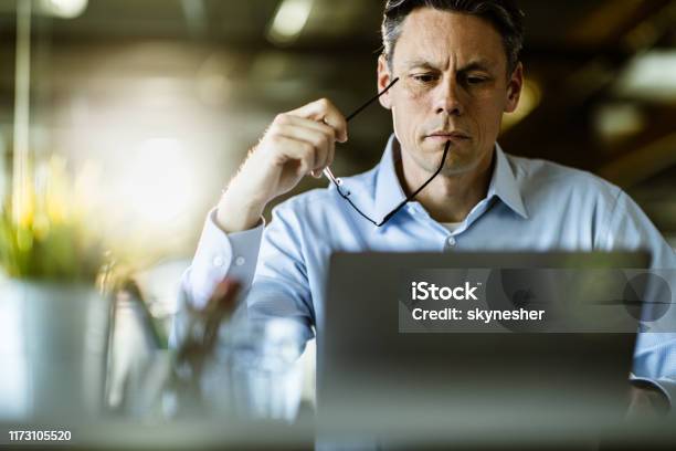 Männlicher Unternehmer Liest Eine Email Auf Laptop Im Büro Stockfoto und mehr Bilder von Laptop
