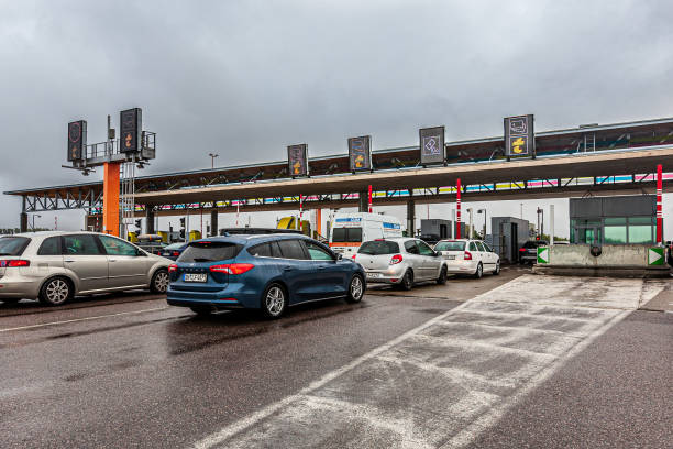 autoroute pass cash lane à normandie, france - péage photos et images de collection