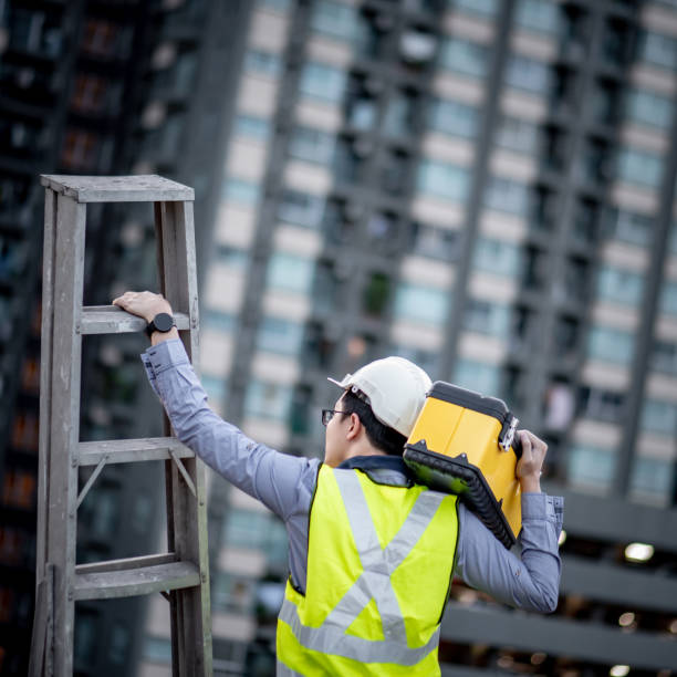istock Worker man carrying aluminium ladder and tool box 1173110808