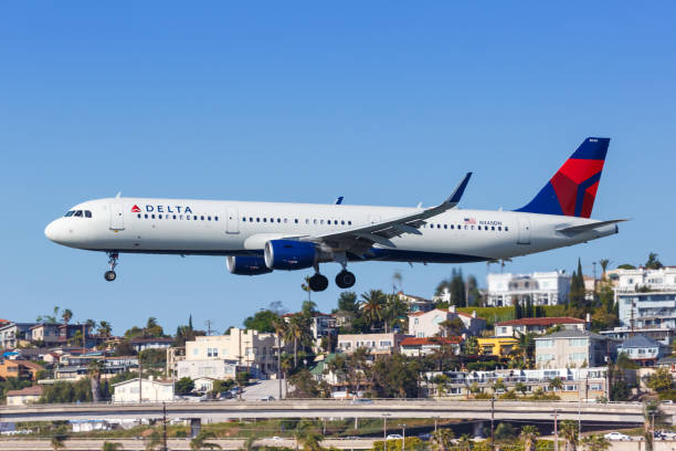 델타 항공 에어 버스 a321 비행기 샌디에고 공항 - delta air lines 뉴스 사진 이미지