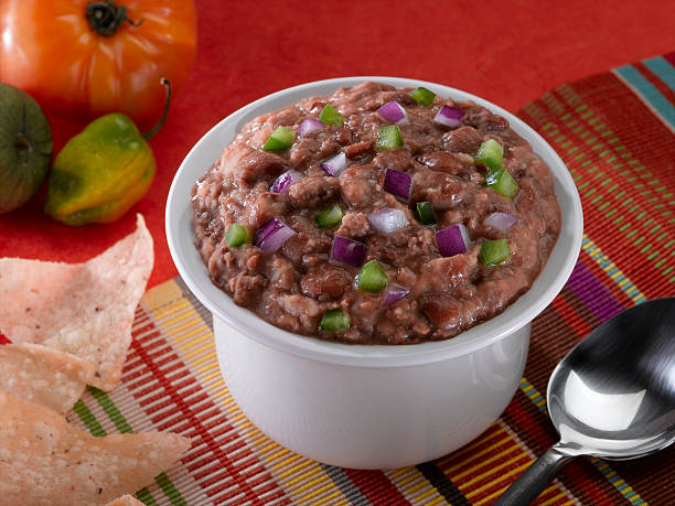 разжаренный фасоли - bean dip стоковые фото и изображения