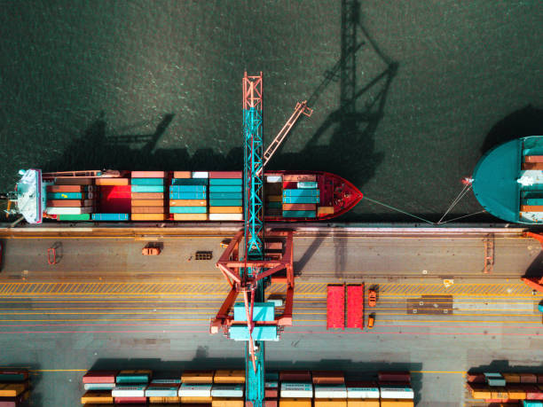 貨物クレーンコンテナターミナルの高角ビュー - ウォーターフロント 写真 ストックフォトと画像