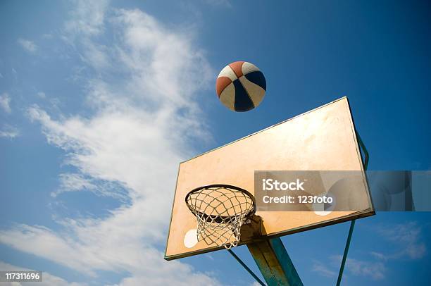 Basketball Stockfoto und mehr Bilder von Aktivitäten und Sport - Aktivitäten und Sport, Am Rand, Ausrüstung und Geräte