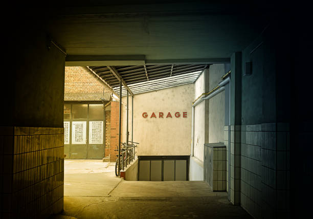 tunnel mit zufahrt zu einer tiefgarage - tunnel-einfahrt stock-fotos und bilder