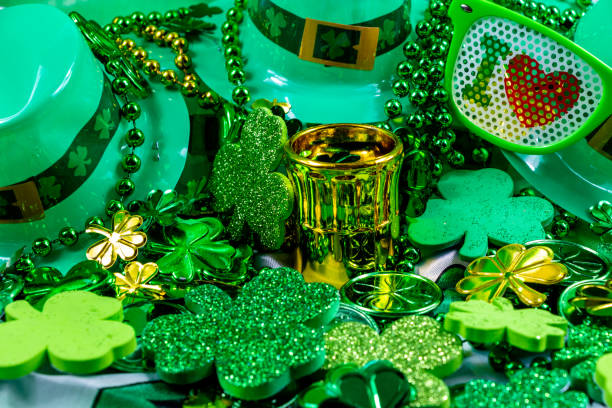 bunte st. patricks day dekorationen. calgary, alberta, kanada - coin chocolate food chocolate coin stock-fotos und bilder