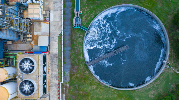 排水を含む航空写真水処理タンク。 - wastewater water sewage treatment plant garbage ストックフォトと画像
