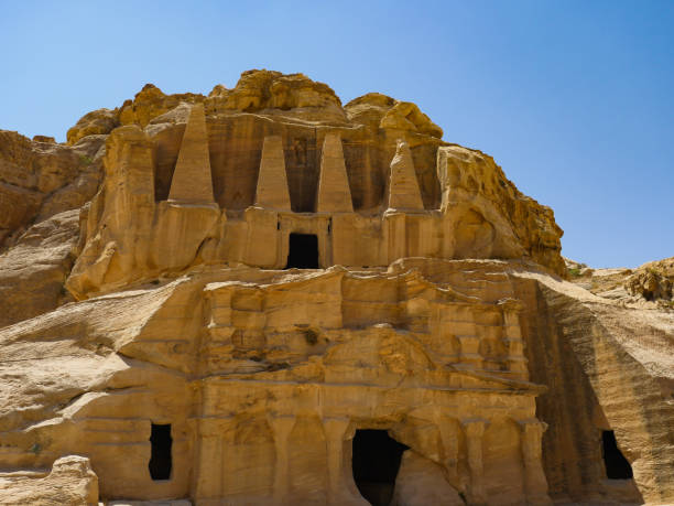 jordan petra famous ruins between the rocks - travel jordan israel sand imagens e fotografias de stock