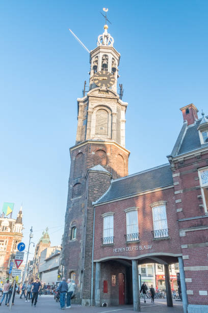 wieża munttoren lub munt na starym mieście w amsterdamie. - munt tower zdjęcia i obrazy z banku zdjęć