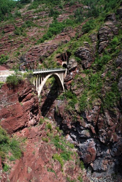 каньон красной скалы - france verdon river scenics bridge стоковые фото и изображения