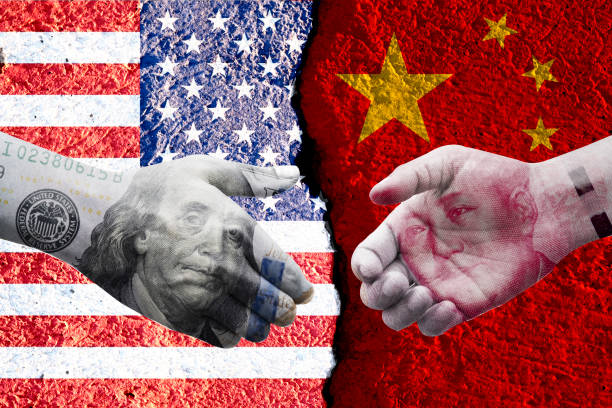 US dollar and China Yuan banknote print screen on handshake with both flags countries.It is symbol of economic tariffs trade war and tax barrier between United States of America and China. dólar estadounidense y china yuan billete de pantalla de impresión en el apretón de manos con ambos países banderas. es un símbolo de la guerra comercial de aranceles económicos y barrera fiscal entre los estados unidos de américa y china.