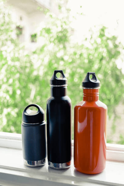 contenedores de agua aislados - water bottle bottle steel stainless steel fotografías e imágenes de stock