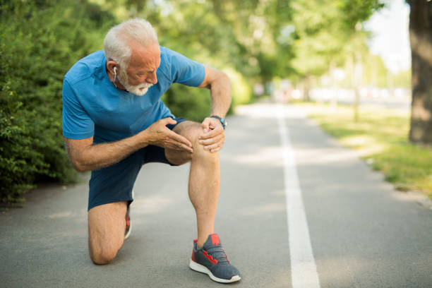 sportig senior man som har en knäskada. - runner holding legs bildbanksfoton och bilder