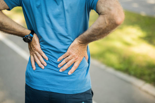 homem sênior desportivo que tem uma dor traseira perto acima. - back rear view pain backache - fotografias e filmes do acervo