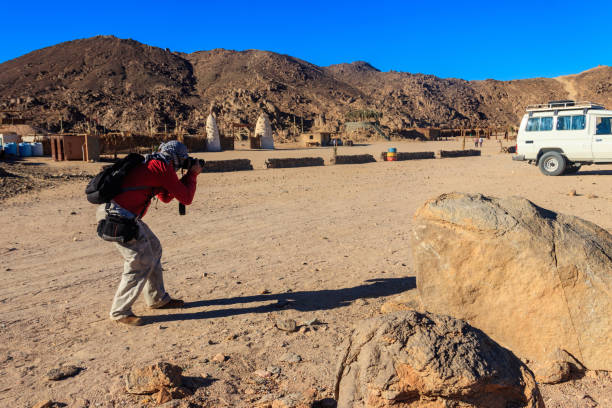 turista que toma fotos na vila bedouin no deserto árabe, egipto - beautiful horizontal arabia hurghada - fotografias e filmes do acervo