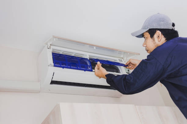 istock Air conditioning repairman 1173141752