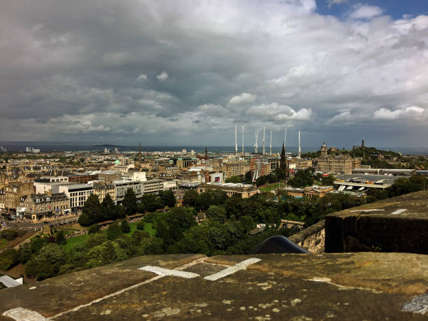 una vista aerea di edimburgo presa dal castello di edimburgo nell'agosto 2019 - bridge edinburgh panoramic scenics foto e immagini stock