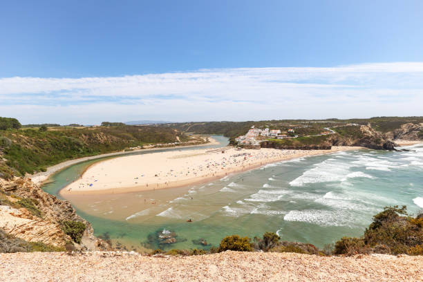 vista panorâmico a praia de odeceixe, praia do surfista na costa ocidental de algarve, distrito aljezur portugal - surf sand rock coastline - fotografias e filmes do acervo