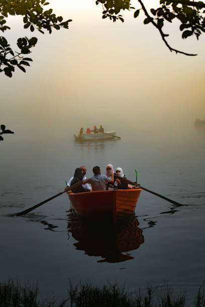 quando o nevoeiro começa de repente os barcos retornam - meteorology rain fog forest - fotografias e filmes do acervo