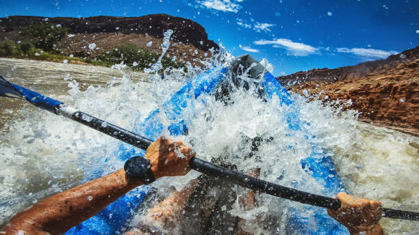 pov rafting mit kajak in colorado fluss, moab - schlauchboot stock-fotos und bilder