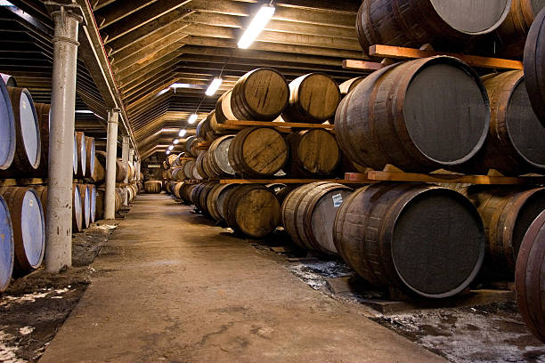 cuves de whisky en bois - distillerie photos et images de collection