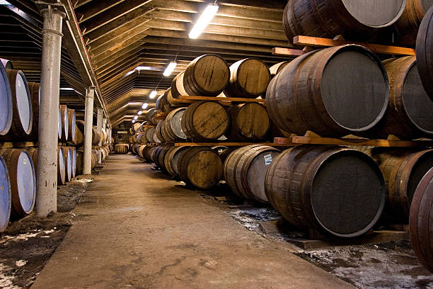 beczki drewniane whisky - whisky barrel distillery hard liquor zdjęcia i obrazy z banku zdjęć