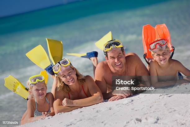 ご家族のビーチでフリッパーズ - スプリングブレイクのストックフォトや画像を多数ご用意 - スプリングブレイク, 家族, 浜辺