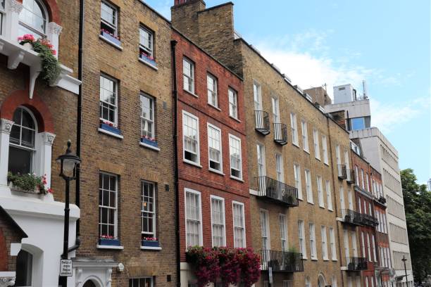istock Typical English building in London 1173165083