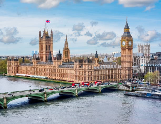 houses of parliament mit big ben tower und westminster bridge, uk - large transportation bridge famous place stock-fotos und bilder