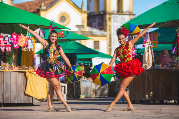 frevo tänzer, der brasilianische karneval in olinda, pernambuco - samba (brazilian) stock-fotos und bilder