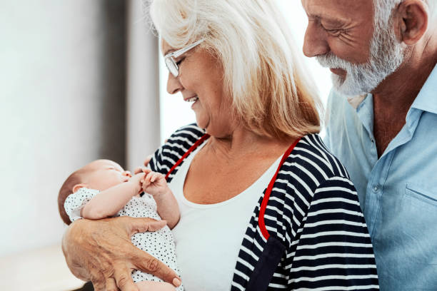 abuelos con nieto - child laughing blond hair three people fotografías e imágenes de stock