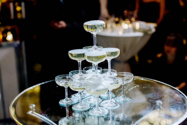 シャンパングラスピラミッド.ワインのグラスのピラミッド、シャンパン、結婚披露宴でシャンパンのガラスの塔 - wedding champagne table wedding reception ストックフォトと画像