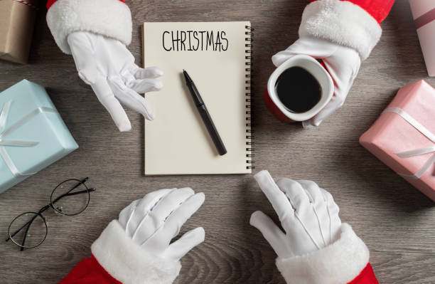 weihnachtsmänner sind planung und reden. - communication discussion coffee christmas stock-fotos und bilder