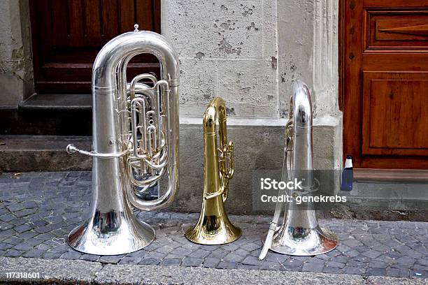 Messingmusikinstrumente Auf Einer Straße In Lutry Schweiz Stockfoto und mehr Bilder von Bierflasche