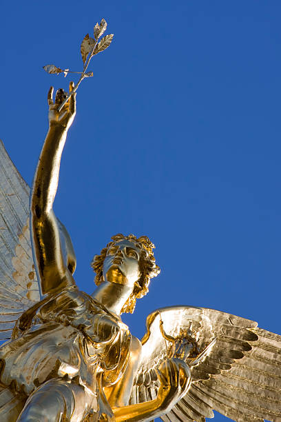 friedensengel, munique - munich wing friedensengel angel imagens e fotografias de stock