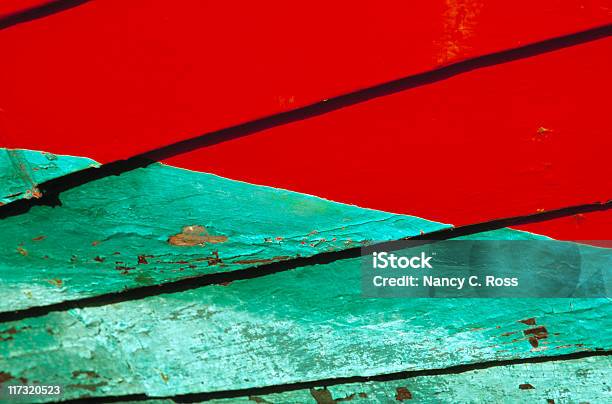 Foto de Vermelho E Verde Casco De Barco Madeira Lapstrake Padrão Fundo e mais fotos de stock de Abstrato