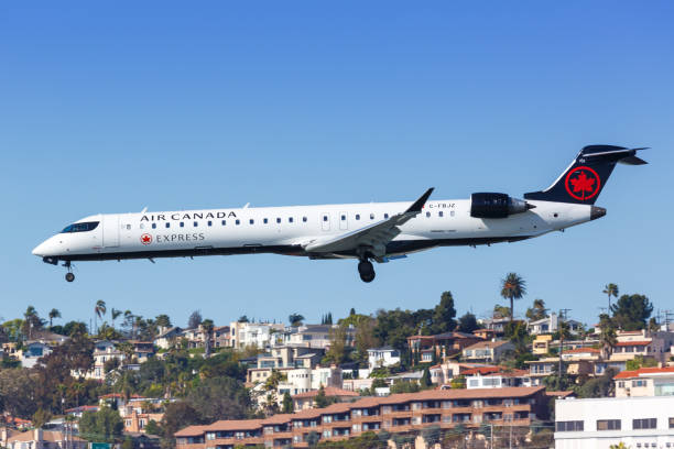 air canada express bombardier crj-700 airplane san diego airport - crj 700 imagens e fotografias de stock