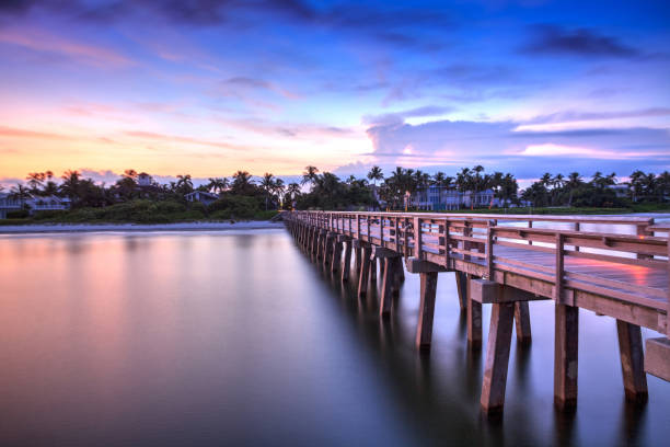 amanecer sobre el muelle de nápoles, donde la gente pesca al amanecer en nápoles - florida naples florida pier beach fotografías e imágenes de stock