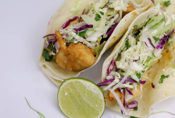 魚のタコス - fish tacos ストックフォトと画像
