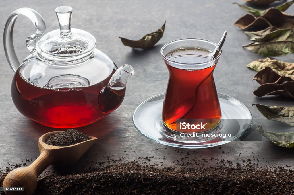 Foto de Chá Turco Em Vidros Tradicionais Na Tabela Jogo De Chá Turco Tradicional Copo De Vidro Do Chá Teapot Pintado e mais fotos de stock de Alimentação Saudável - iStock