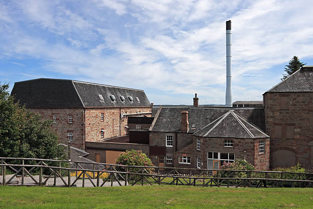 schottische whisky-brennerei - glenmorangie distillery stock-fotos und bilder