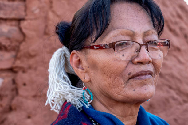 outdoor-porträt einer senior native american navajo woman vor einem traditionellen hogan im monument valley arizona - navajo american culture indigenous culture women stock-fotos und bilder