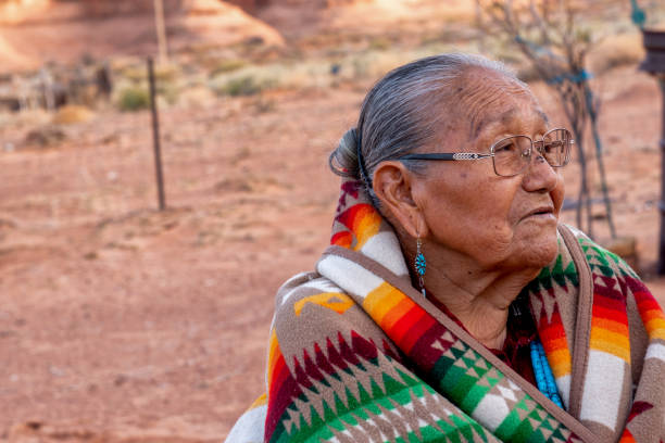 traditionelle authentische navajo ältere frau posiert in traditioneller kleidung in einem hogan in monument valley arizona - navajo american culture indigenous culture women stock-fotos und bilder