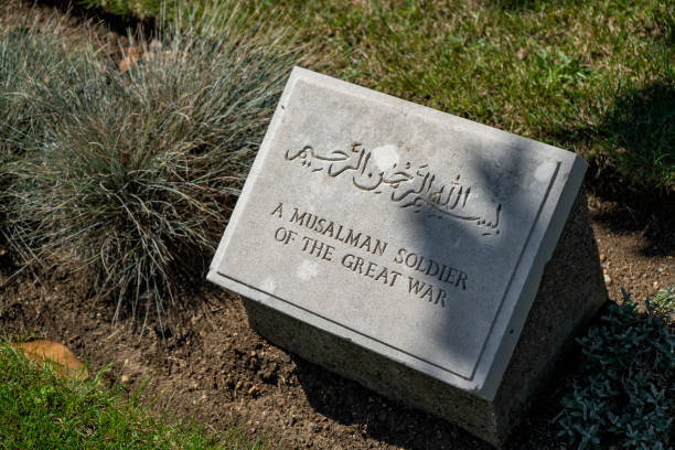 un soldat musulman de la grande pierre tombale de guerre - arlington national cemetery tombstone arlington virginia cemetery photos et images de collection
