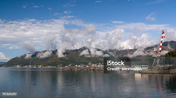 Porto De Tivat Montenegro - Fotografias de stock e mais imagens de Cais - Estrutura Feita pelo Homem - Cais - Estrutura Feita pelo Homem, Cais - Frente ao mar, Carregar - Atividade