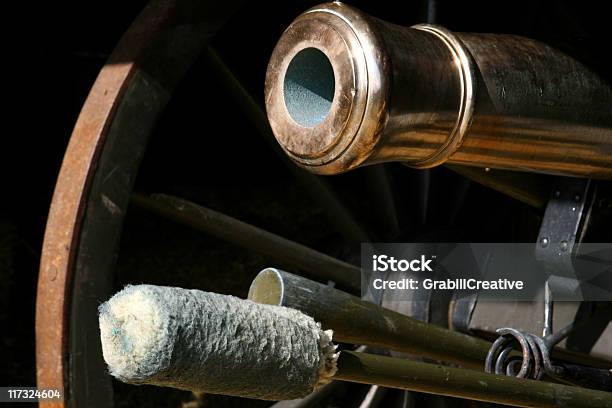 Canhão Em Ocultar - Fotografias de stock e mais imagens de Antiguidade - Antiguidade, Armamento, Canhão