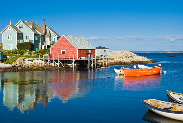 fisherman's house e imbarcazioni. - canadian beach foto e immagini stock