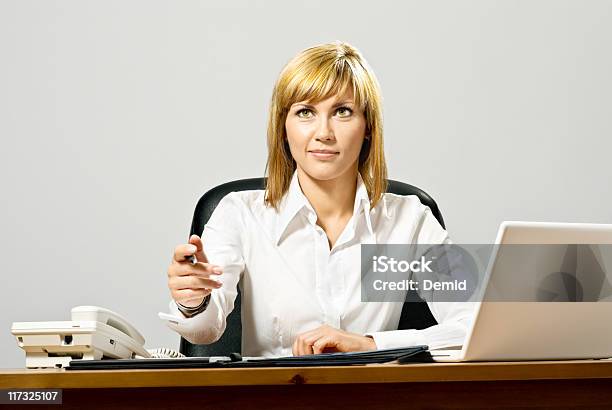 Bela Dama De Negócios Com Computador Portátil - Fotografias de stock e mais imagens de Adulto - Adulto, Aprender, Autoridade