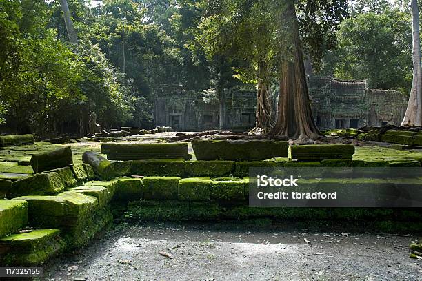 Ruínas De Templo De Angkor Wat Camboja Perto - Fotografias de stock e mais imagens de Angkor - Angkor, Angkor Wat, Ao Ar Livre