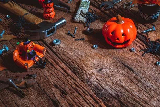 feliz día de halloween con la construcción diy herramientas prácticas sobre el concepto de fondo de madera oxidada con espacio de copia. - halloween pumpkin jack olantern industry fotografías e imágenes de stock