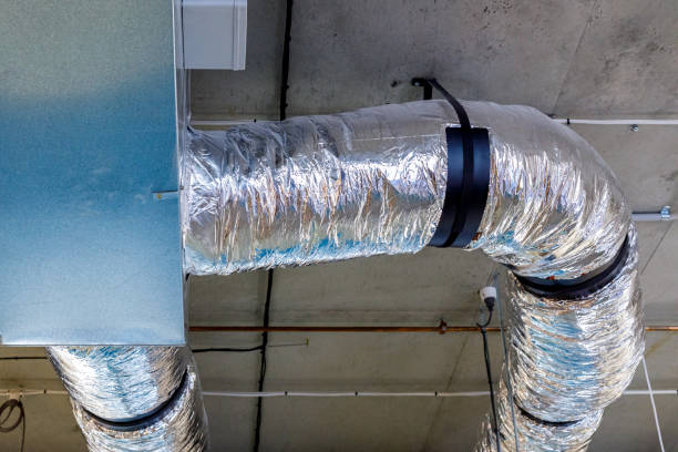 産業用空調ダクトワークと配管工事 - air duct air conditioner pipe pipeline ストックフォトと画像